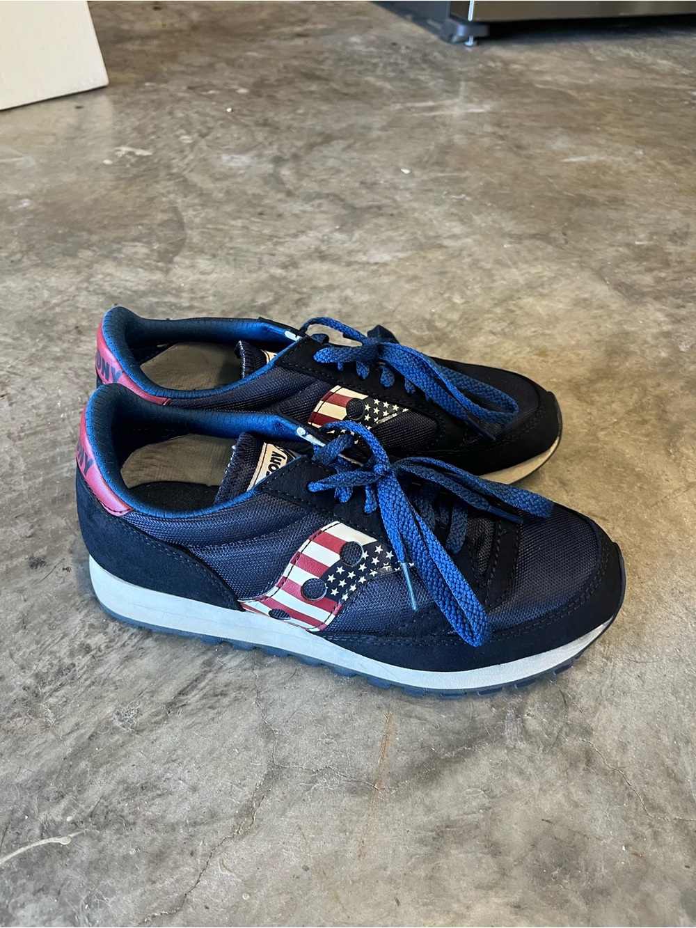 Saucony men’s size 7 Navy Athletic Sneakers with American Flag Accent